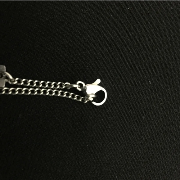 LOIUS VUITTON Lv PLATE SILVERTONE NECKLACE - Picture 6 of 12